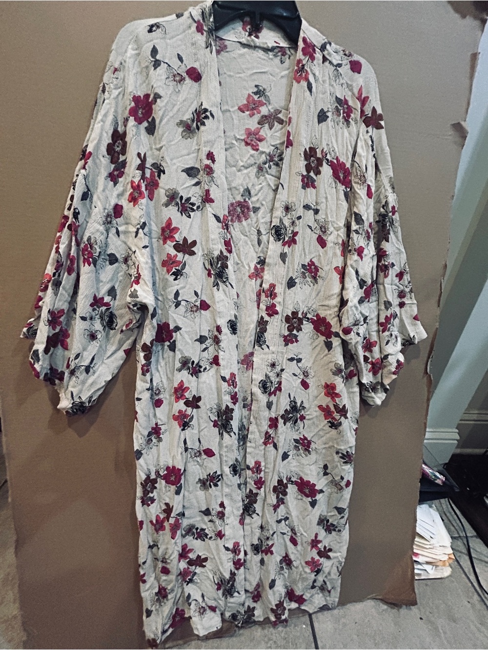 easel White Rayon Floral Duster with Red and Pink Flowers - Picture 2 of 12